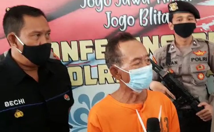 Tersangka NY (68), Warga Kecamatan Talun, Kabupaten Blitar.