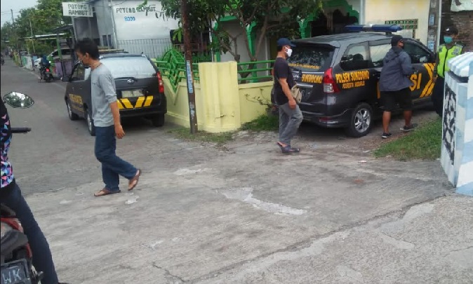 Mobil Satreskrim Crime Hunter saat di siang hari mengamankan lokasi.