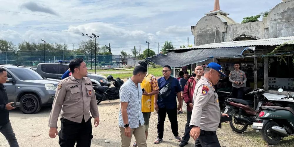 Anggota Polsek Paciran saat tiba di lokasi saat hendak proses evakuasi jasad nelayan