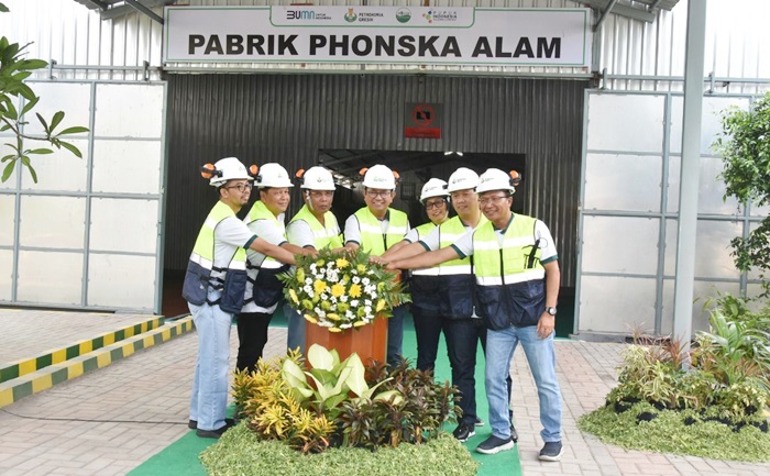 Direktur Utama (Dirut) Petrokimia Gresik Dwi Satriyo Annurogo bersama para direksi saat meresmikan Pabrik NPK Organik Phonska Alam. foto: ist.