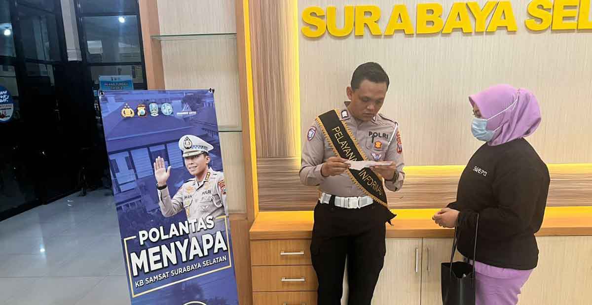 Petugas Samsat Surabaya Selata saat memberi penjelasan kepada wajib pajak.