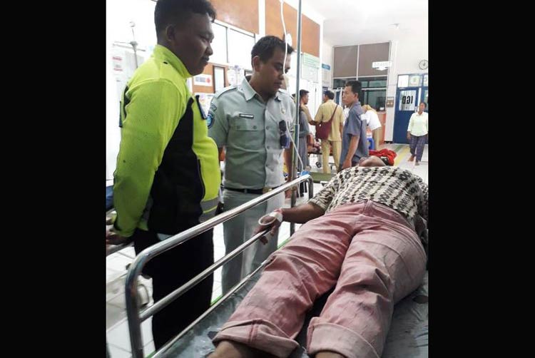 Ommy Gusbella Basusena Penanggung Jawab PT Jasa Raharja Wilayah Pacitan, saat melakukan monitoring korban laka lantas di rumah sakit.