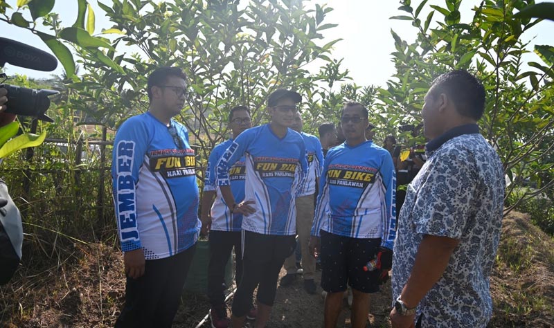 Sandiaga Uno saat mengunjungi kebun Jambu Air di kompleks De Setinggil, Kecamatan Patrang, Jember, di sela-sela kunjungannya.