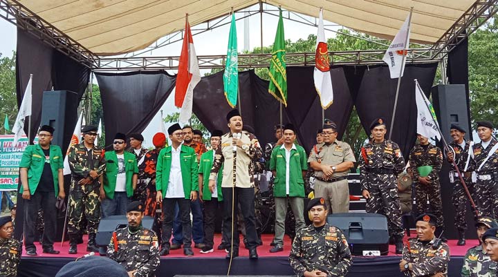 Kasatkornas Banser Alfa Isnaeni saat memberikan pengarahan kepada anggota Banser se-Pasuruan Raya. 