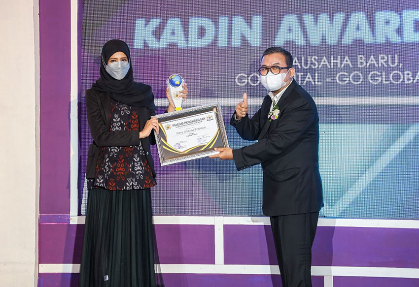 Ferry Silviana Feronica Abu Bakar, saat menerima penghargaan Woman Inspiring sebagai Ketua Dekranasda dari Kadin Kota Kediri. Foto: Ist