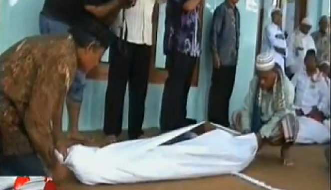 Warga Banyuwangi melakukan sumpah pocong untuk menolak tuduhan sebagai dukun santet. Foto: vivanews.com