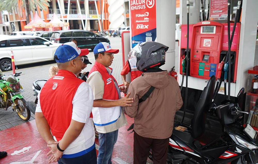 Tim Satgas Nataru 2025/2026 saat meninjau SPBU untuk menjaga pasokan energi.