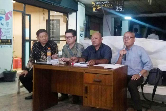 Perwakilan pedagang Pasar Tunjungan saat memberikan penjelasan terkait gugatan ke wali kota.