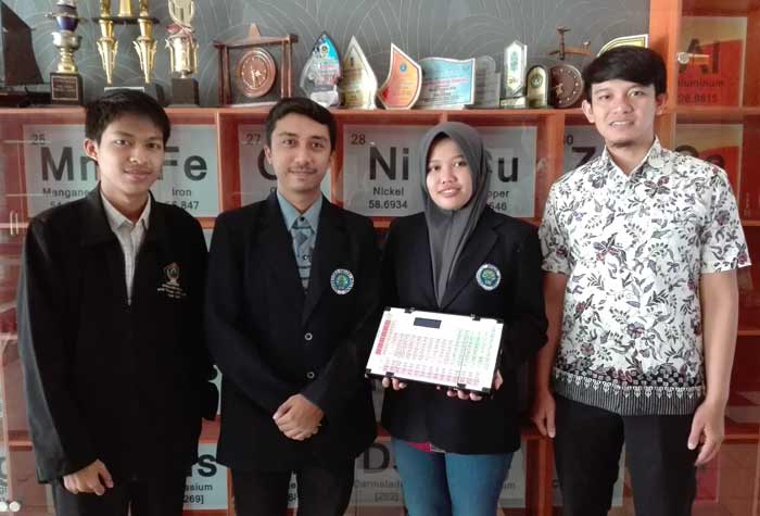 Deni Ainur Rokhim, Mochmad Khoirul Rifai, dan Rosida Amalia menunjukkan karyanya yang diberi nama Mekdisepur. foto: ist