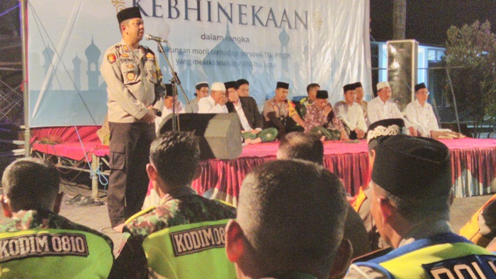 Kapolres Nganjuk AKBP Dewa Nyoman Nanta Wiranta, saat memberikan sambutan di hadapan para anggota, di acara Dzikir Kebhinekaan. foto: BAMBANG/ BANGSAONLINE