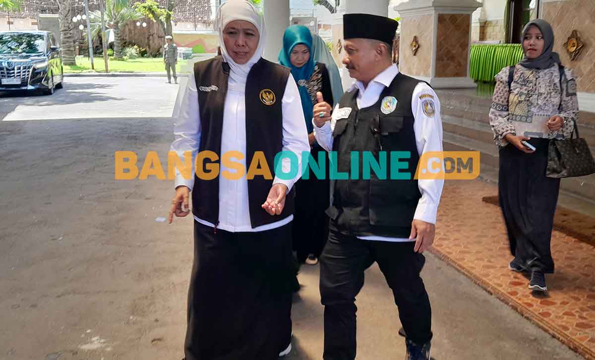 Gubernur Khofifah bersama Bupati Situbondo, Karna Suswandi, saat giat santunan yatim. Foto: SYAIFUL BAHRI/BANGSAONLINE