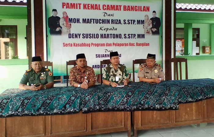 Maftuchin Reza (paling kiri) dan Deni Susilo (paling kanan) saat pisah kenal.