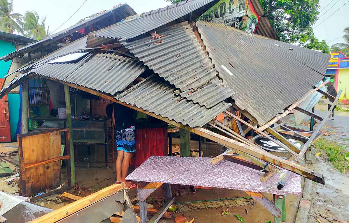 Rumah warga Desa Daun, Kecamatan Sangkapura, Gresik, yang ambruk akibat diterjang banjir. Foto: Ist