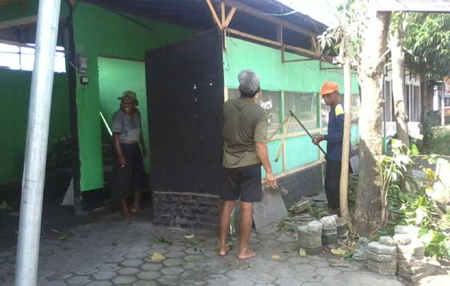 Ada Indikasi untuk Esek-esek, Puluhan Warung di Siman Ponorogo Dibongkar