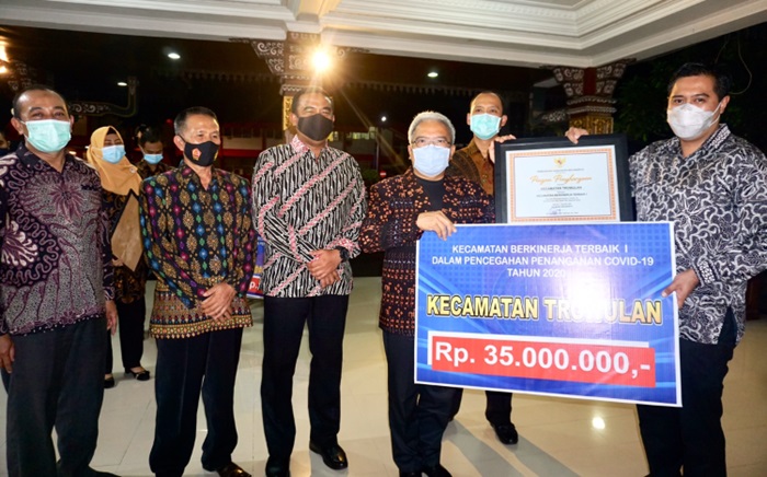 Pjs Bupati Mojokerto Himawan Estu Bagijo memberikan apresiasi kepada 6 kecamatan yang dinilai memiliki kinerja terbaik dalam penanggulangan pandemi Covid-19 tahun 2020.