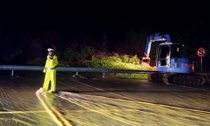 Petugas saat mengatur lalu lintas di Ruas Tol Pandaan-Malang Km 78+900 (Arah Malang dan Surabaya).