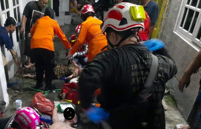 
Pihak BPBD dan Damkar menyelamatkan korban bakar diri.
