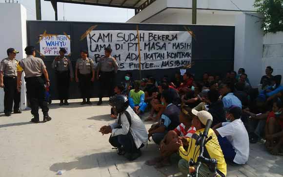 BLOKIR: Warga memblokade pintu masuk PT Massa di Desa Wadung, Kecamatan Jenu, Tuban. foto: suwandi/BANGSAONLINE