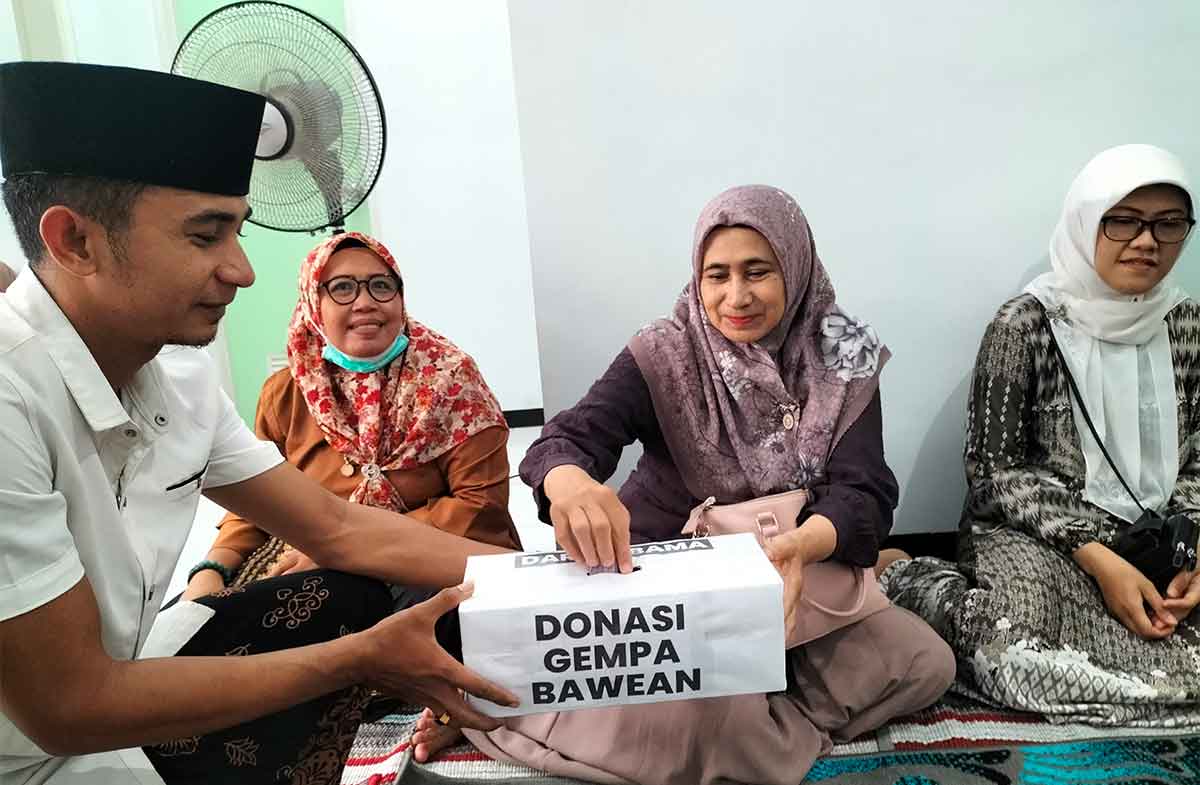 Salah seorang anggota Kabama saat berdonasi.