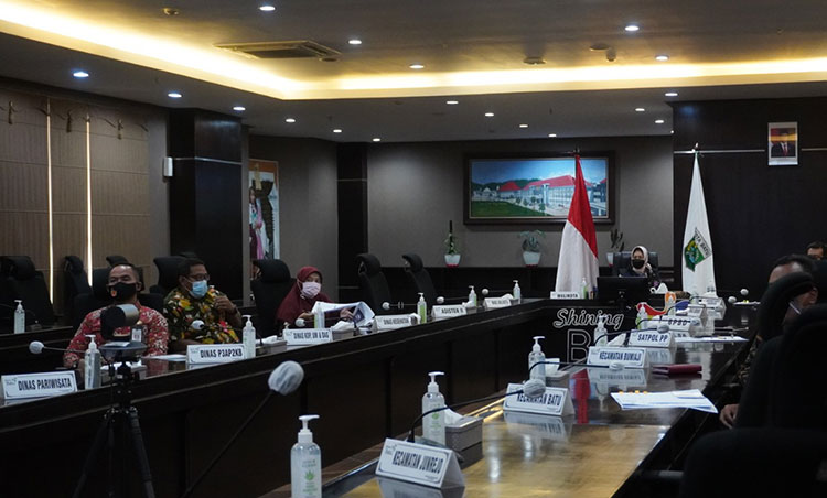 Rapat Evaluasi PPKM Mikro secara virtual di Rupatama Balai Kota Among Tani, Selasa (13/4/2021). (foto: ist)