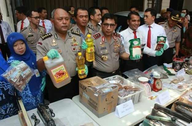 Kapolda Jatim merilis hasil penggerebekan Home Industri abon oplosan.