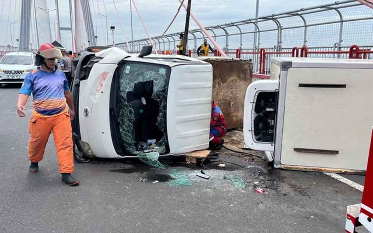 Mobil boks yang terguling di tengah Jembatan Suramadu, saat ini sudah dievakuasi. Foto: Ist.