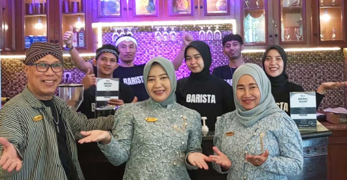 General Manager Quds Royal Hotel, Pungky Kusuma, bersama staf di Quds Coffee Corner.