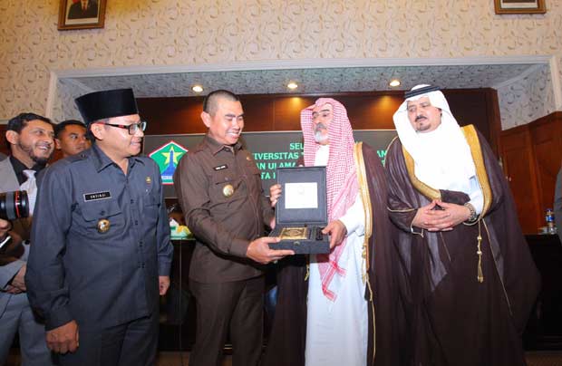 Wali Kota Malang HM Anton serta jajaran Forpimda Kota Malang menerima Dr Sulaiman bin Abdullah Aba alKhail, Rektor UIIMBS, di ruang sidang Balai Kota, Selasa (11/04).