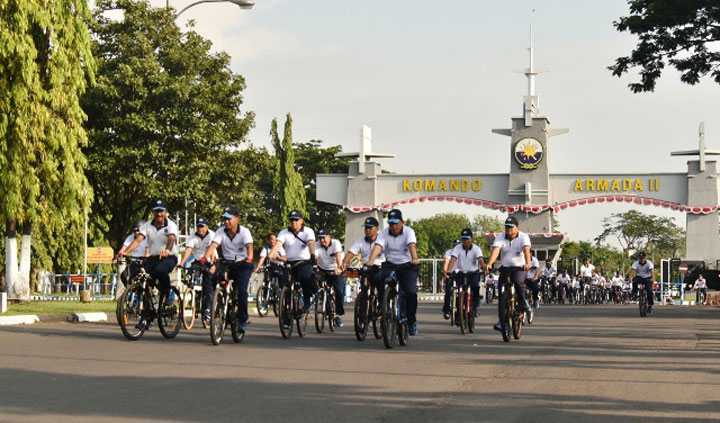 Panglima Koarmada II Laksda TNI Heru Kusmanto didampingi Kepala Staf gowes bersama dengan Gubernur AAL dan Komandan Kodiklatal.