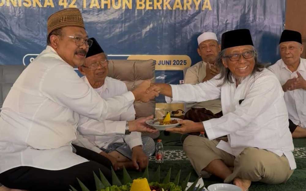 Ketua Umum YBCMP, H. Rinto Harno (kanan) saat menerima potongan tumpeng. Foto: Ist. 