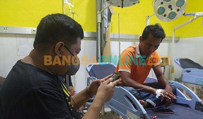 Korban penganiayaan saat menjalani perawatan di IGD RSUD dr Mohammad Zyn, Sampang. Foto: MUTAMMIM/BANGSAONLINE
