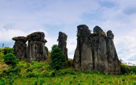 Wisata Batu Solor yang dikatakan Bupati Bondowoso tak kalah dengan Stonehenge. (foto: sugiyanto/BANGSAONLINE)