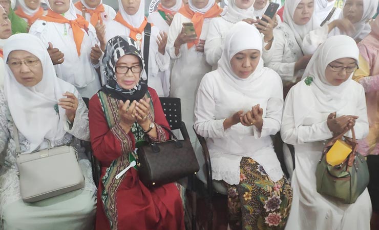 Kenangan foto Gubernur Jawa Timur Khofifah Indar Parawansa bersama Ibunda Presiden Joko Widodo, Sujiatmi Notomiharjo, dalam suatu acara. foto: istimewa/ bangsaonline.com