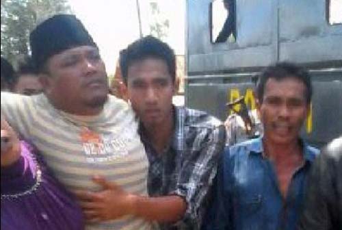 Mustahep dipapah, saat dilakukan penahanan. 