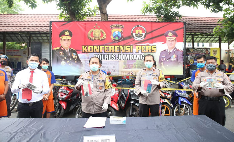 Kapolres Jombang AKBP Boby Pa’ludin Tambunan saat menggelar rilis pers penangkapan makelar motor.