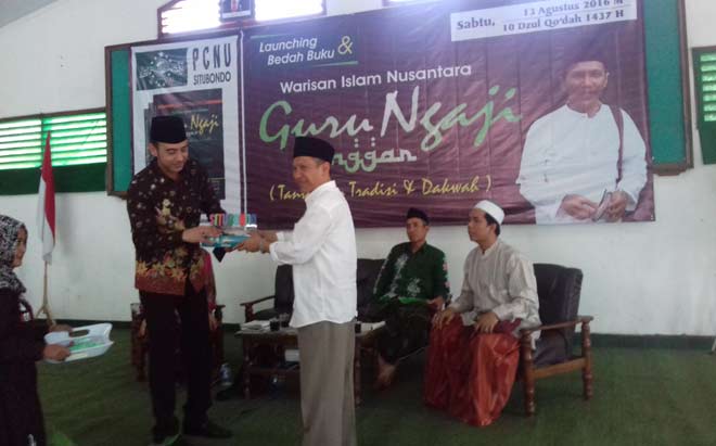 Penulis buku “Guru Ngaji Langgar, Sebagai Warisan Islam Nusantara”, Drs. Bashori Shanhaji, M.Si (baju putih) saat peluncuran bukunya. foto: BANGSAONLINE