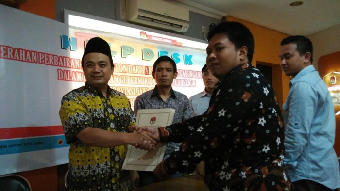 Komisioner KPU Jatim, M. Arbayanto saat memberikan tanda terima berkas kepada Hadi Mulyo Utomo, LO pasangan Khofifah-Emil.
