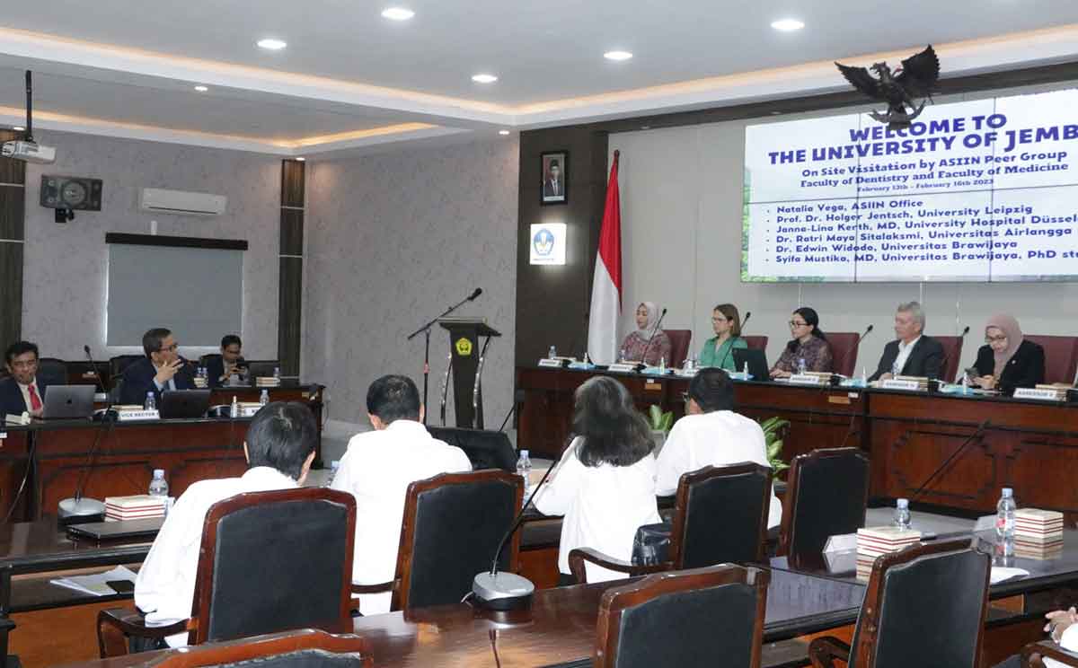 Tim asesor akreditasi internasional dari Jerman saat berkunjung ke Universitas Jember.