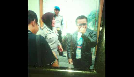 Perwakilan warga saat ditemui Kasubag Humas Polrestabes Surabaya. foto: ekoyono/ BANGSAONLINE