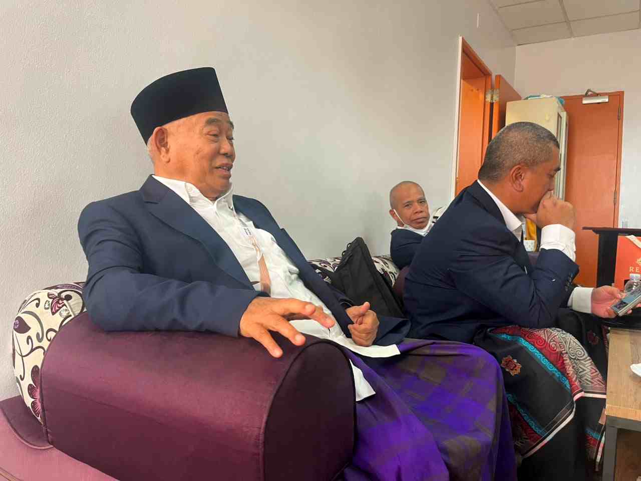 Prof Dr KH Asep Saifuddin Chalim saat menyampaikan pesan  kepada Media Center Haji 2026 di Jeddah Arab Saudi, Ahad (7/6/2026). Foto: M. Sulthon Neagara/bangsaonline