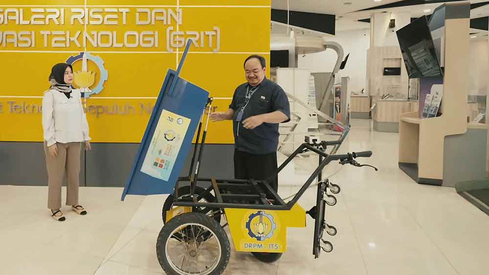 Lila Yuwana memperlihatkan Electric Wheelbarrow di Galeri Riset dan Inovasi Teknologi (GRIT) ITS sebagai solusi angkut TBS yang efisien dan ramah lingkungan. (Ist)
