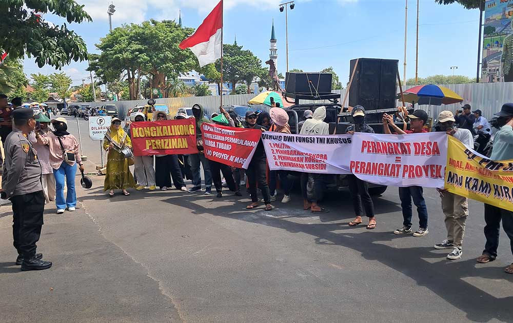 Aksi demo puluhan emak-emak di depan proyek PT SAG Tuban. Foto: AHMAD CHOIRUDIN/ BANGSAONLINE