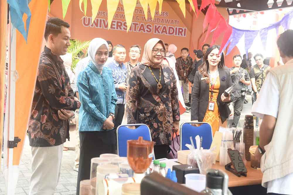 Usai acara wisuda, Wali Kota Kediri meninjau pameran kewirausahaan. (Ist)