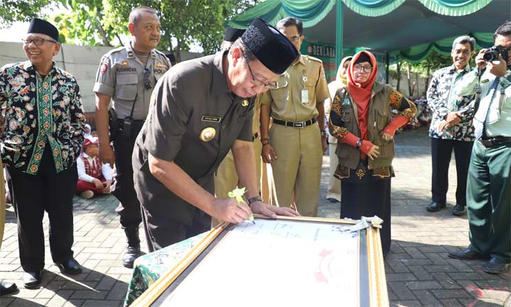 Bupati Tuban Fathul Huda menandatangani prasasti sekolah ramah anak SD BAS Tuban.