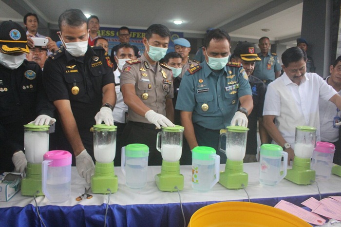 Mako Lanudal Juanda Kolonel Laut (P) Bayu Alisyahbana, Kapolresta Sidoarjo Kombes Pol. Himawan Bayu Aji dan BNN saat melakukan pemusnahan barang bukti sabu seberat 1,2 kilogram dengan menggunakan blender. 