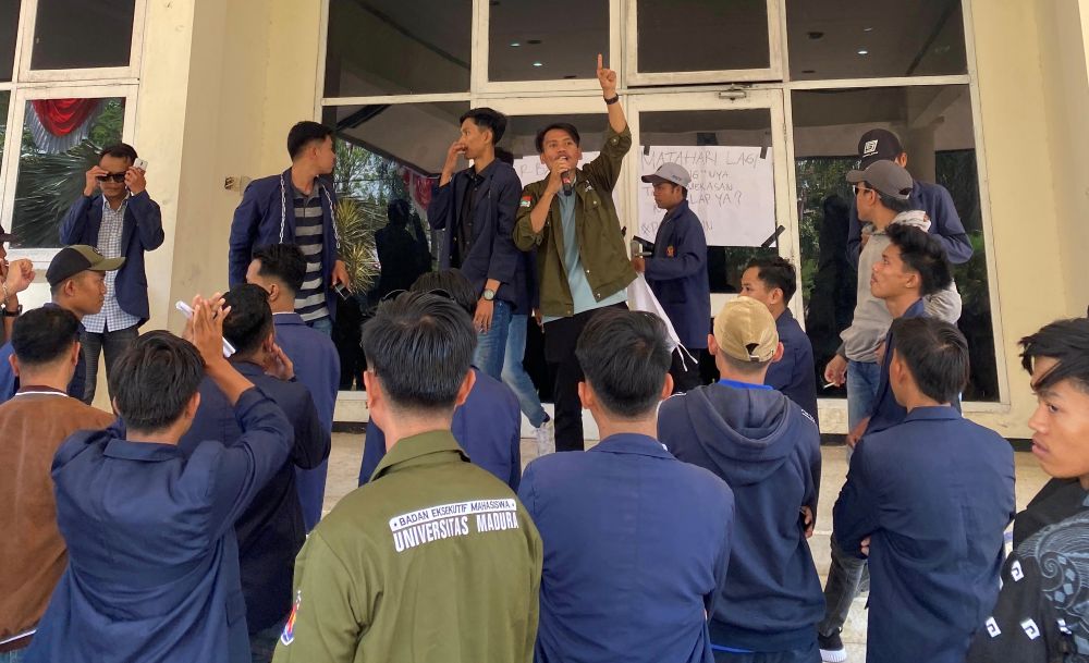 Massa mahasiwa Universitas Madura saat menduduki Kantor Bupati Pamekasan