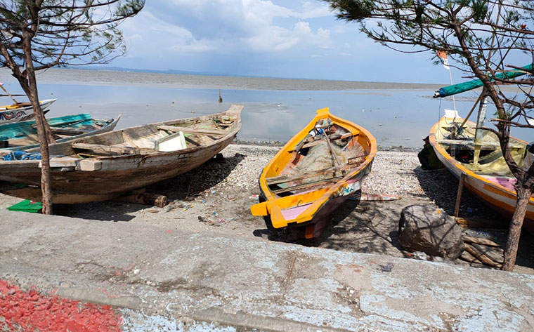 Beberapa perahu yang sempat tenggelam dan akhirnya sudah dievakuasi ke bibir pantai. 