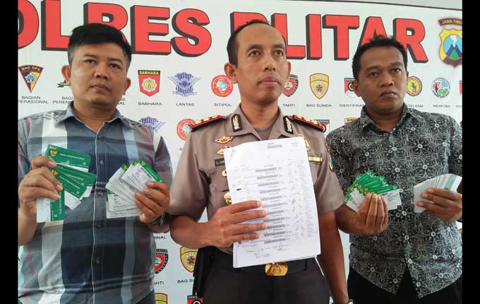 Kapolres Blitar saat menunjukkan sejumlah barang bukti kasus pembuangan KIS.