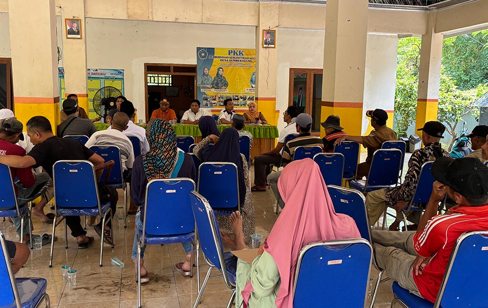 Warga Desa Sumberagung, Kecamatan Plumpang, Kabupaten Tuban, yang terkena dampak dari pabrik pembakaran batu gamping saat mengadu ke balai desa setempat.