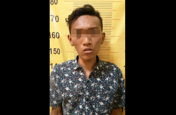 Tersangka saat melakukan foto.